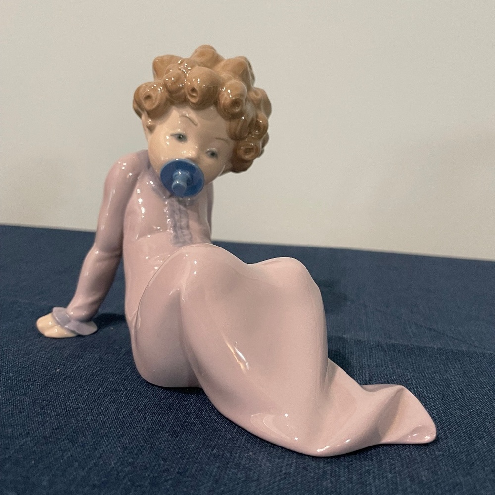 Lladro Porcelain Figurine # 5102 Baby with Dummy (Pacifier) in Mouth (glossy)